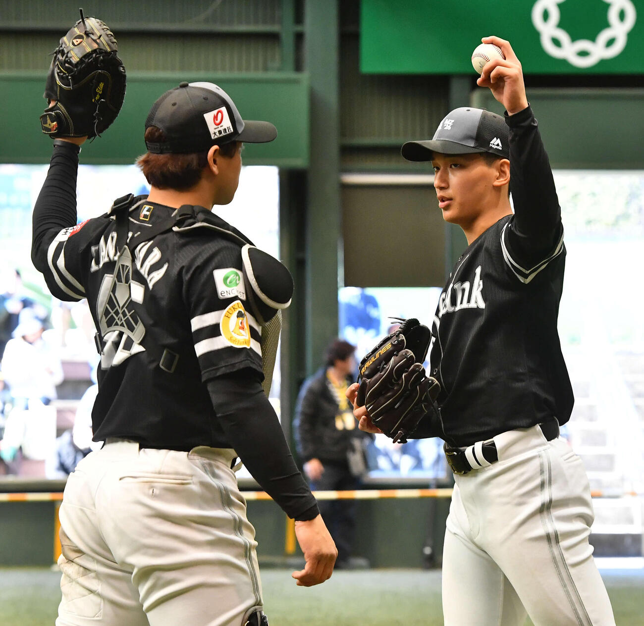 ブルペンで投球を終えたソフトバンク前田悠（右）は谷川原と話し合う（撮影・岩下翔太）