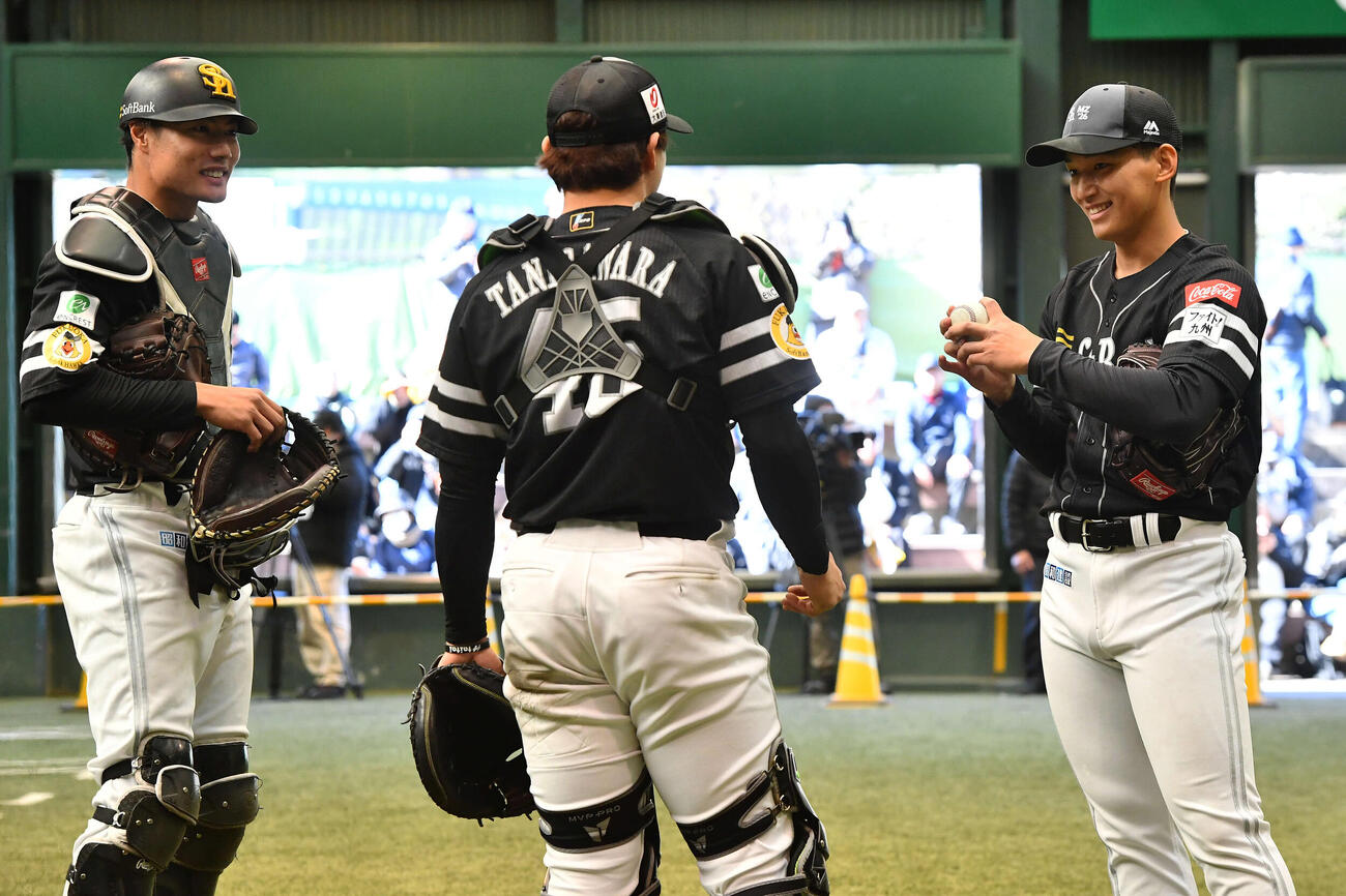 ブルペンで投球を終えたソフトバンク前田悠（右）は、左から渡辺、谷川原と笑顔で話し合う（撮影・岩下翔太）