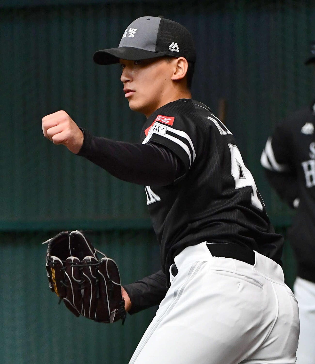 ブルペンで投げ込むソフトバンク前田悠（撮影・岩下翔太）