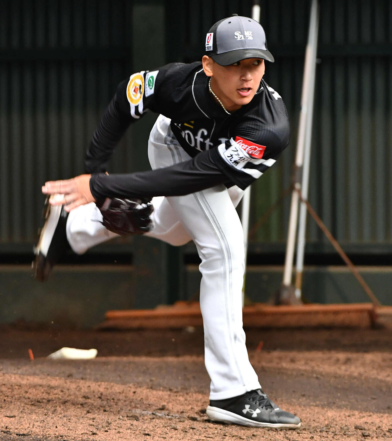 ブルペンで投げ込むソフトバンク前田悠（撮影・岩下翔太）