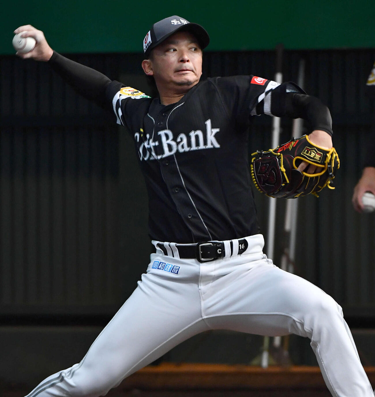ブルペンで投げ込むソフトバンク東浜（撮影・岩下翔太）