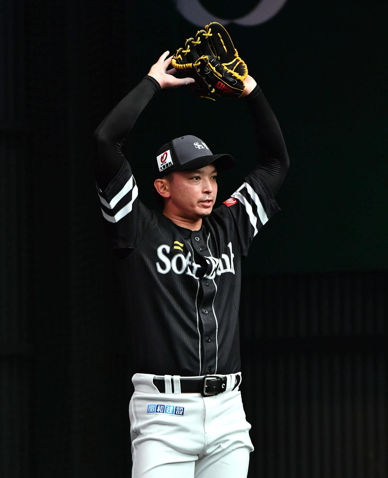 ブルペンで投球を終えて丸をつくるソフトバンク東浜（撮影・岩下翔太）