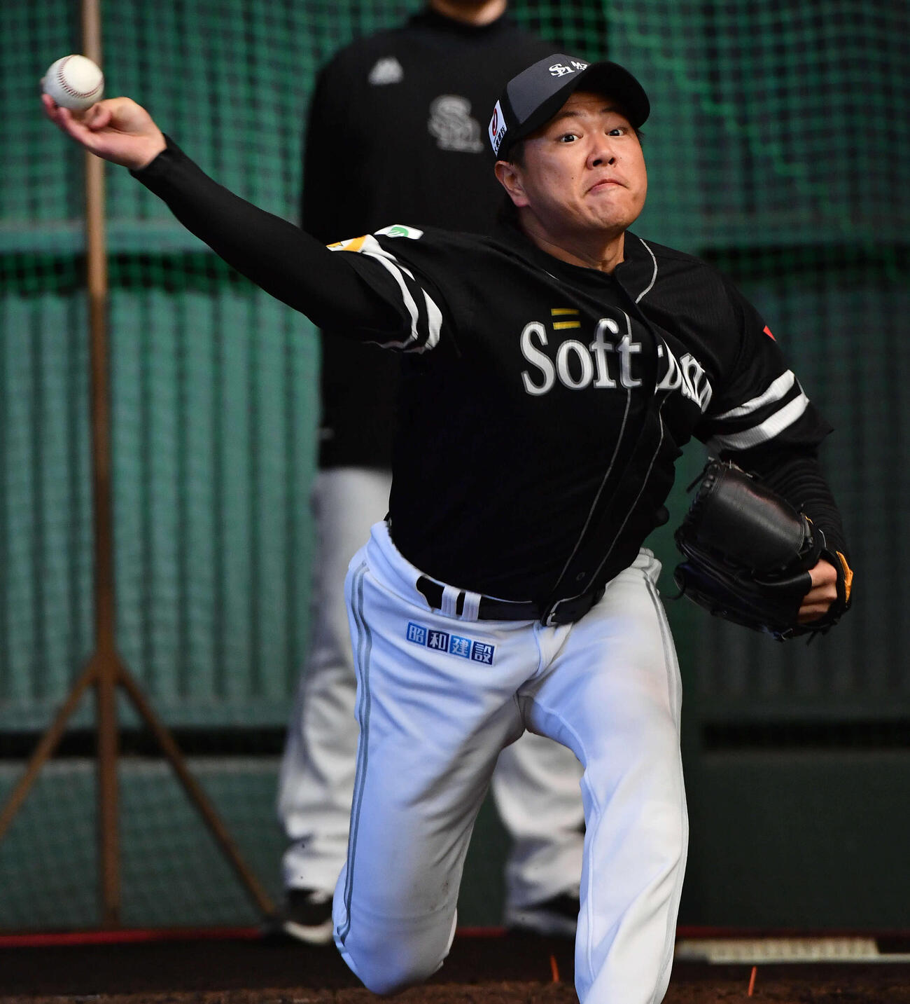 ブルペンで投げ込むソフトバンク津森（撮影・岩下翔太）