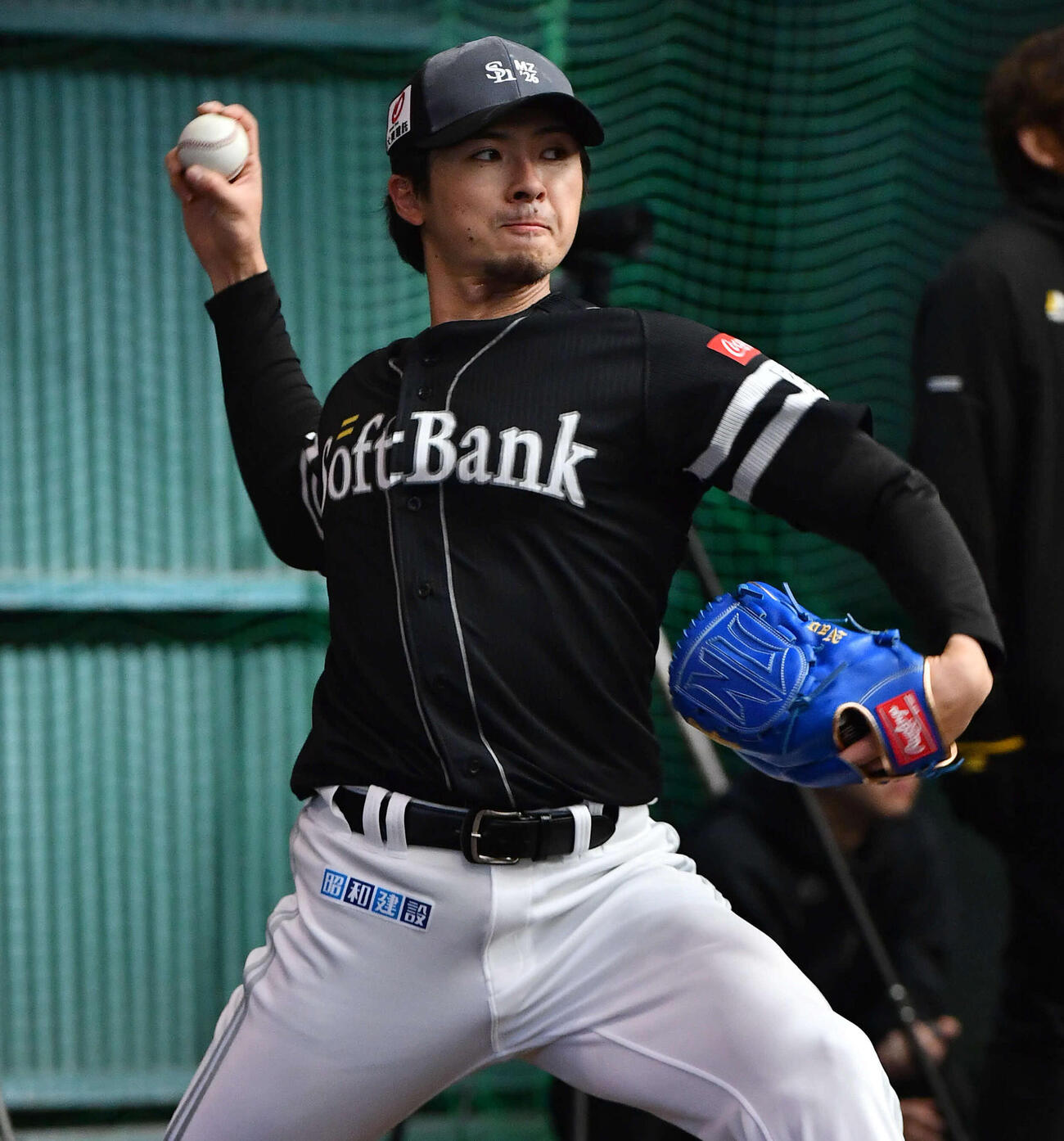 ブルペンで投げ込むソフトバンク上沢（撮影・岩下翔太）