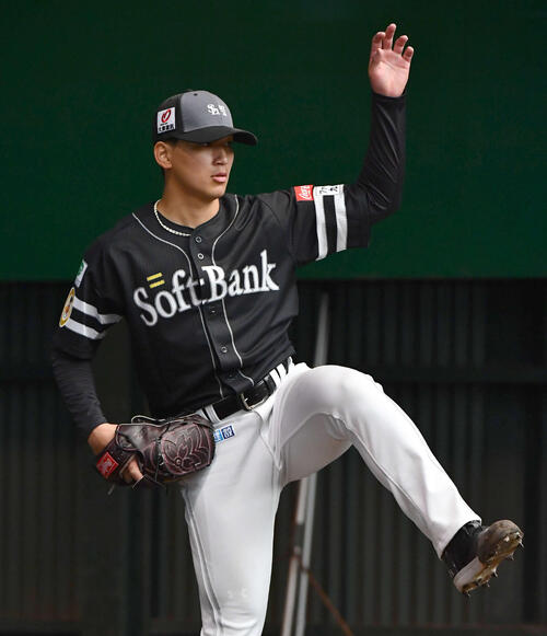 ブルペンで投げ込むソフトバンク前田悠（撮影・岩下翔太）