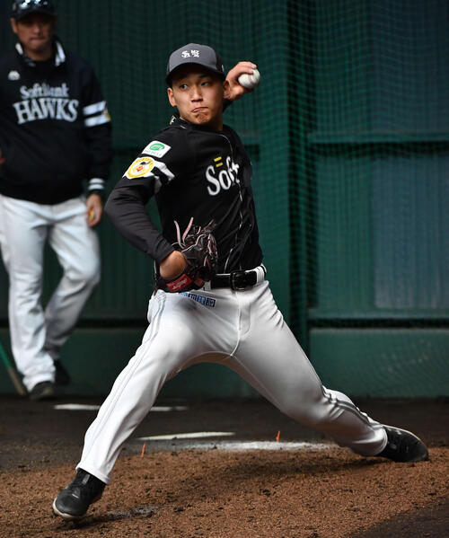 ブルペンで投げ込むソフトバンク前田悠（撮影・岩下翔太）
