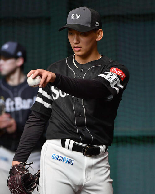 ブルペンで投げ込むソフトバンク前田悠（撮影・岩下翔太）