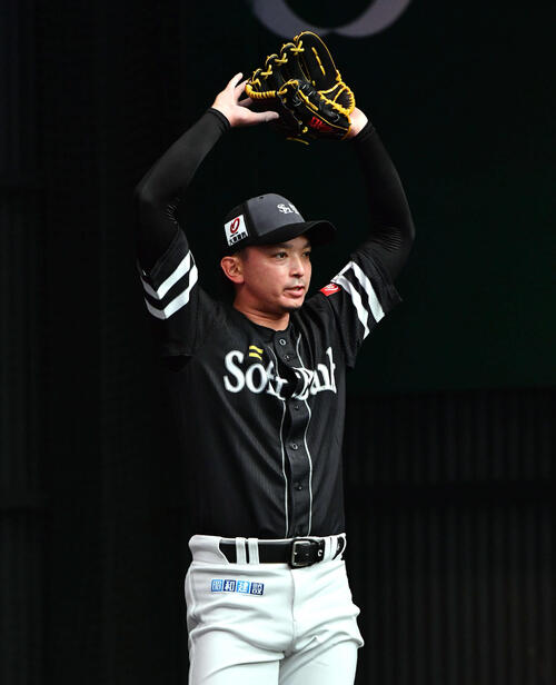 ブルペンで投球を終えて丸をつくるソフトバンク東浜（撮影・岩下翔太）