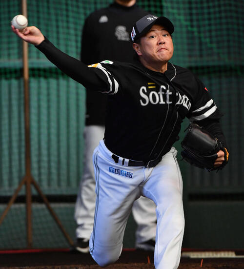 ブルペンで投げ込むソフトバンク津森（撮影・岩下翔太）
