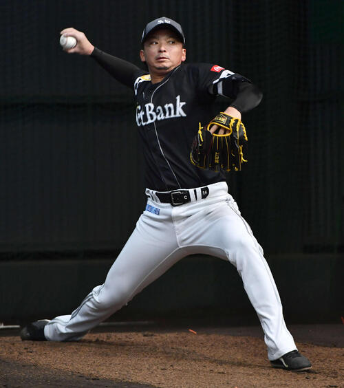 ブルペンで投げ込むソフトバンク東浜（撮影・岩下翔太）
