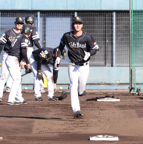 走塁練習をするソフトバンク秋広（撮影・梅根麻紀）