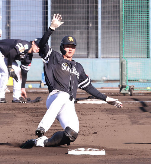走塁練習をするソフトバンク秋広（撮影・梅根麻紀）