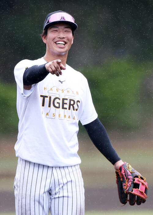 サブグラウンドでノックを受ける阪神百崎（撮影・上山淳一）