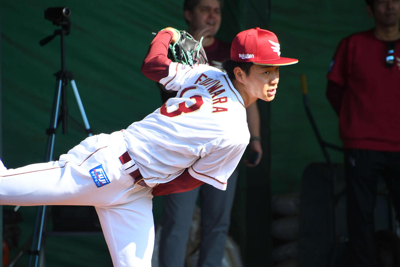 2度目のブルペン投球をした楽天ドラフト1位の藤原（撮影・山田愛斗）