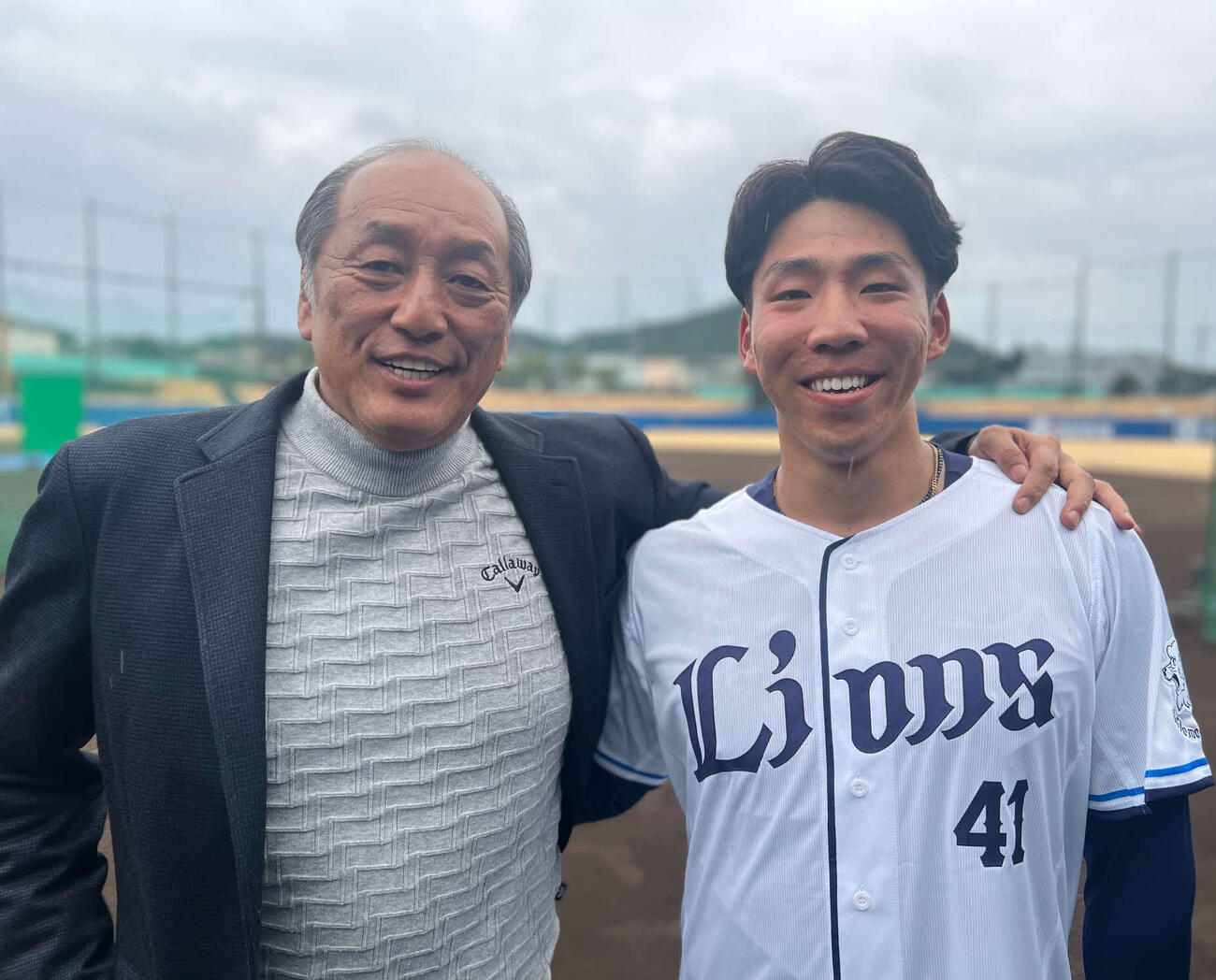 西武成田（右）と日刊スポーツ客員評論家の渡辺久信氏（撮影・金子真仁）