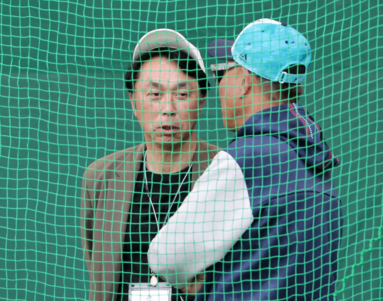 ブルペンで会話する宮本氏（左）とヤクルト池山監督（撮影・鈴木正人）　