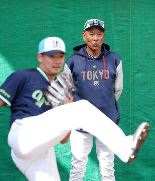 ブルペンで投球練習する奥川恭伸（左）を見つめる池山監督（撮影・鈴木正人）　
