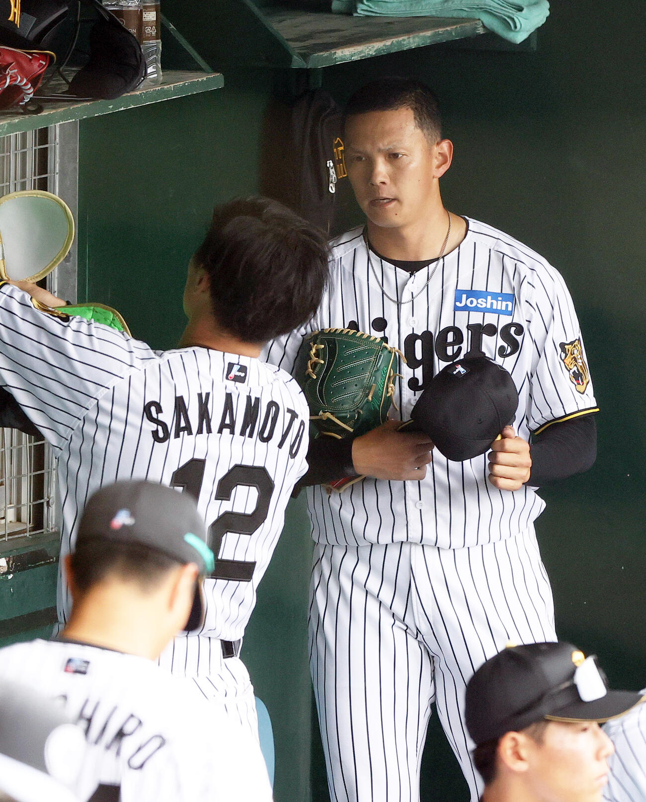 阪神紅白戦　ベンチで阪神坂本（左）の話を聞く能登（撮影・上山淳一）