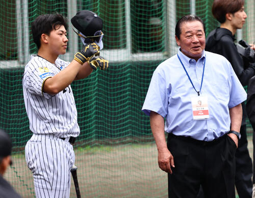 阪神立石（左）と話す本紙評論家の梨田氏（撮影・上田博志）