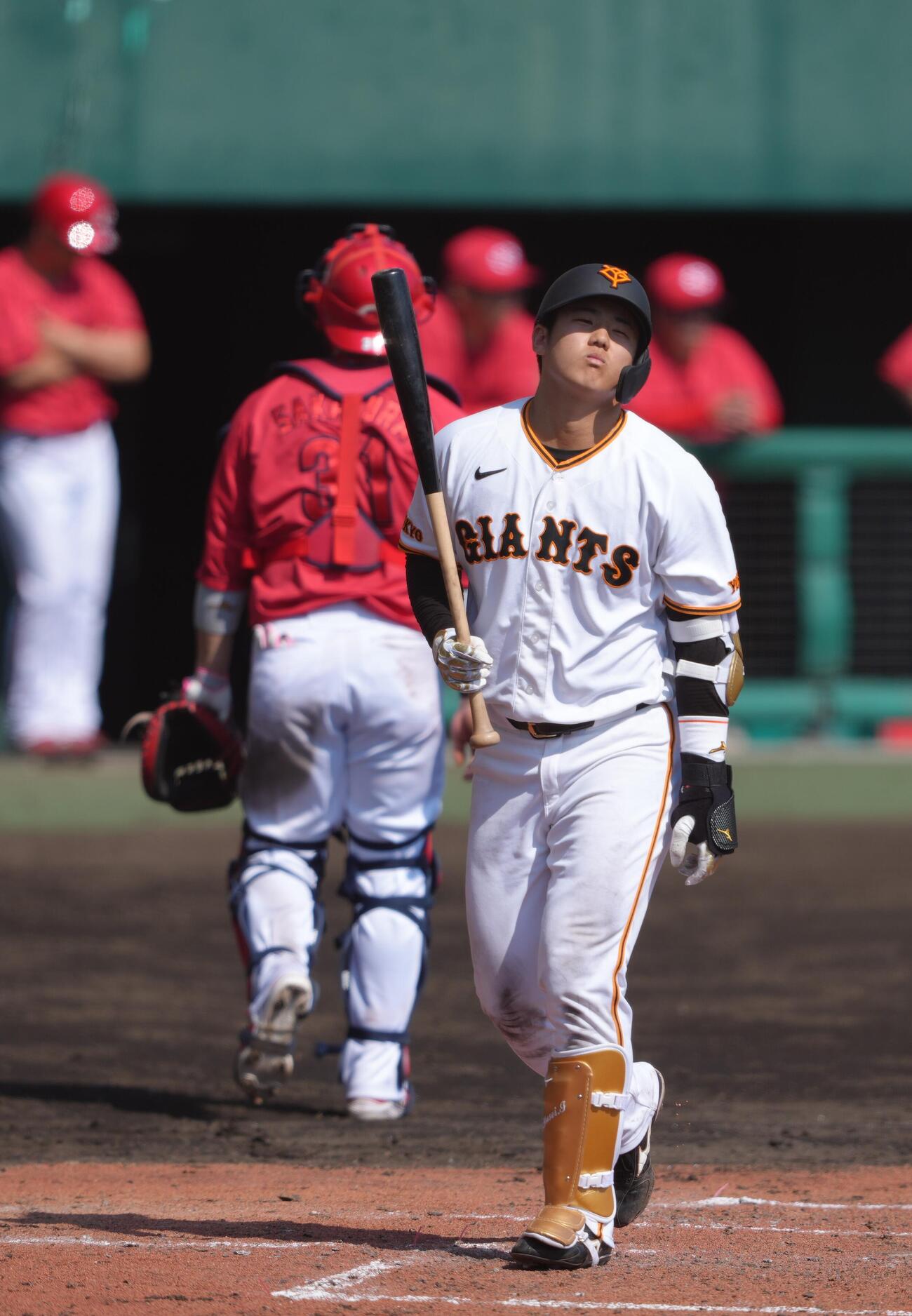 練習試合　巨人対広島　3回裏巨人2死一、三塁、石塚は見逃し三振に倒れる（撮影・足立雅史）