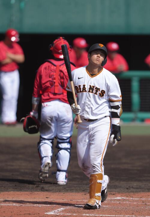 練習試合　巨人対広島　3回裏巨人2死一、三塁、石塚は見逃し三振に倒れる（撮影・足立雅史）