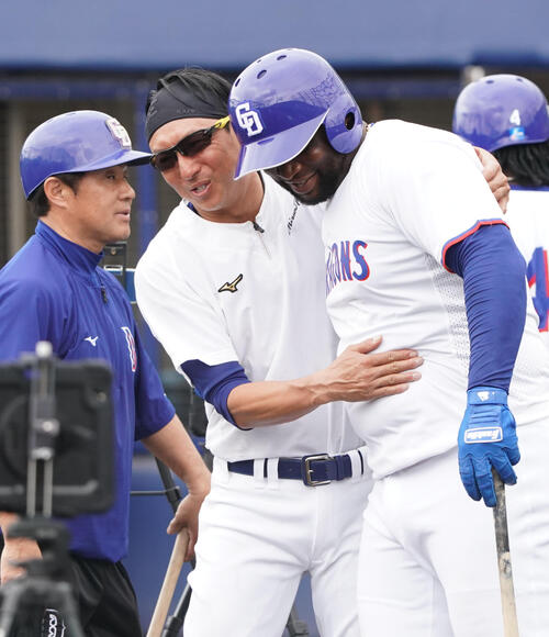 川崎臨時コーチ兼選手（中央）はサノーと言葉を交わす（26年2月撮影）