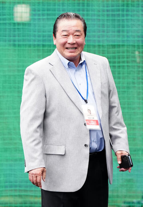日本ハムキャンプを視察する梨田昌孝氏