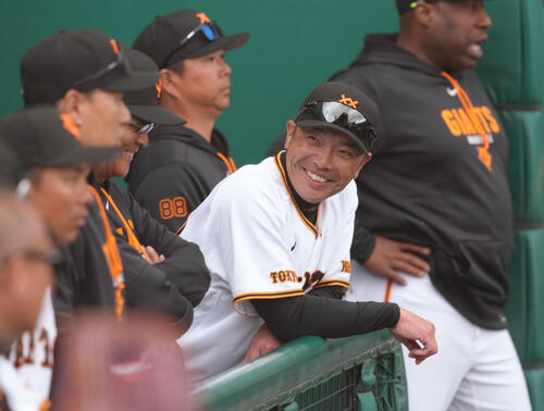 練習試合　巨人対ロッテ　ベンチで笑顔を見せる巨人阿部監督（中央）（撮影・足立雅史）
