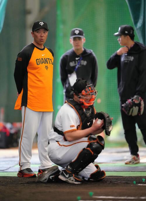 ブルペン後方で投手陣を見つめる巨人阿部監督（撮影・足立雅史）