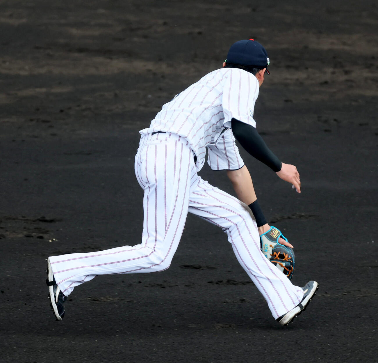 日本対ソフトバンク　3回表ソフトバンク1死一塁、源田は山川の打球を遊ー二ー一と渡る併殺完成（撮影・加藤哉）