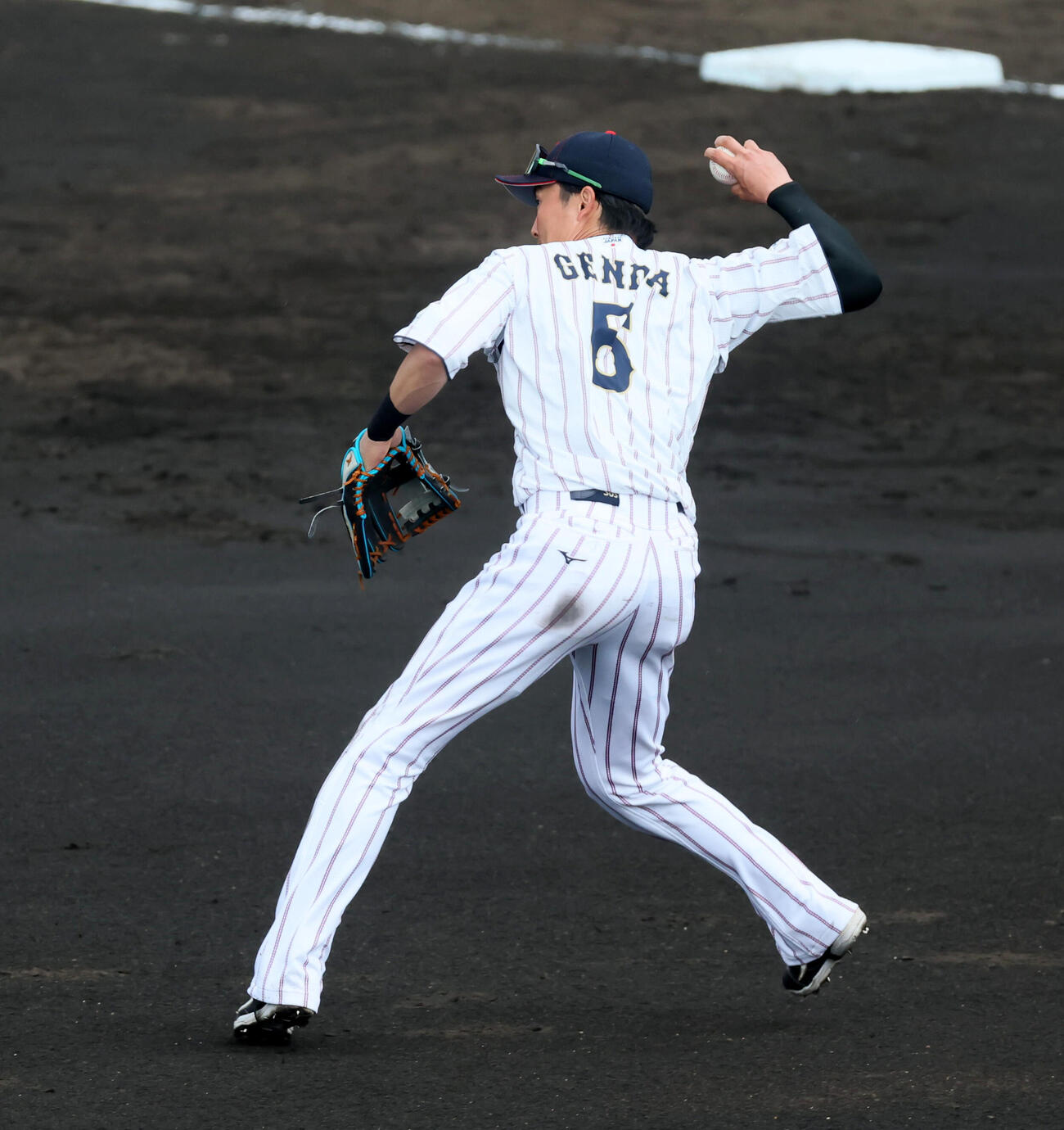 日本対ソフトバンク　3回表ソフトバンク1死一塁、源田は山川の打球を遊ー二ー一と渡る併殺完成（撮影・加藤哉）