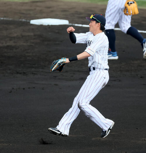 日本対ソフトバンク　3回表ソフトバンク1死一塁、源田は山川の打球を遊ー二ー一と渡る併殺完成（撮影・加藤哉）