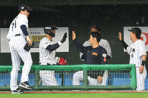 日本対ソフトバンク　5回裏日本2死一、三塁、中越え2点適時二塁打を放った佐藤（左から2人目）は代走を送られてベンチへ戻り、右から源田、近藤らナインとタッチを交わす（撮影・岩下翔太）