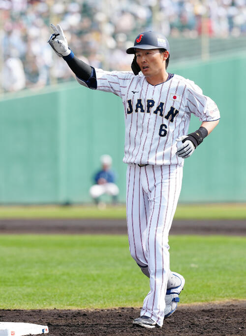 日本対ソフトバンク　1回裏日本1死二、三塁、適時打を放ちポーズを決める源田（撮影・垰建太）