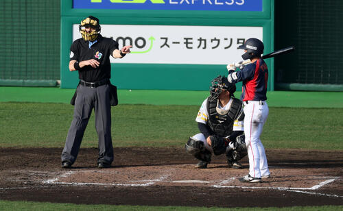 日本対ソフトバンク　9回表日本1死一塁、湯浅もピッチクロック違反を取られる（撮影・加藤哉）