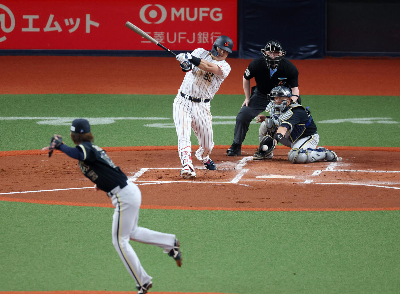 日本対オリックス　2回表日本無死、三振に倒れる村上。投手寺西（撮影・加藤哉）