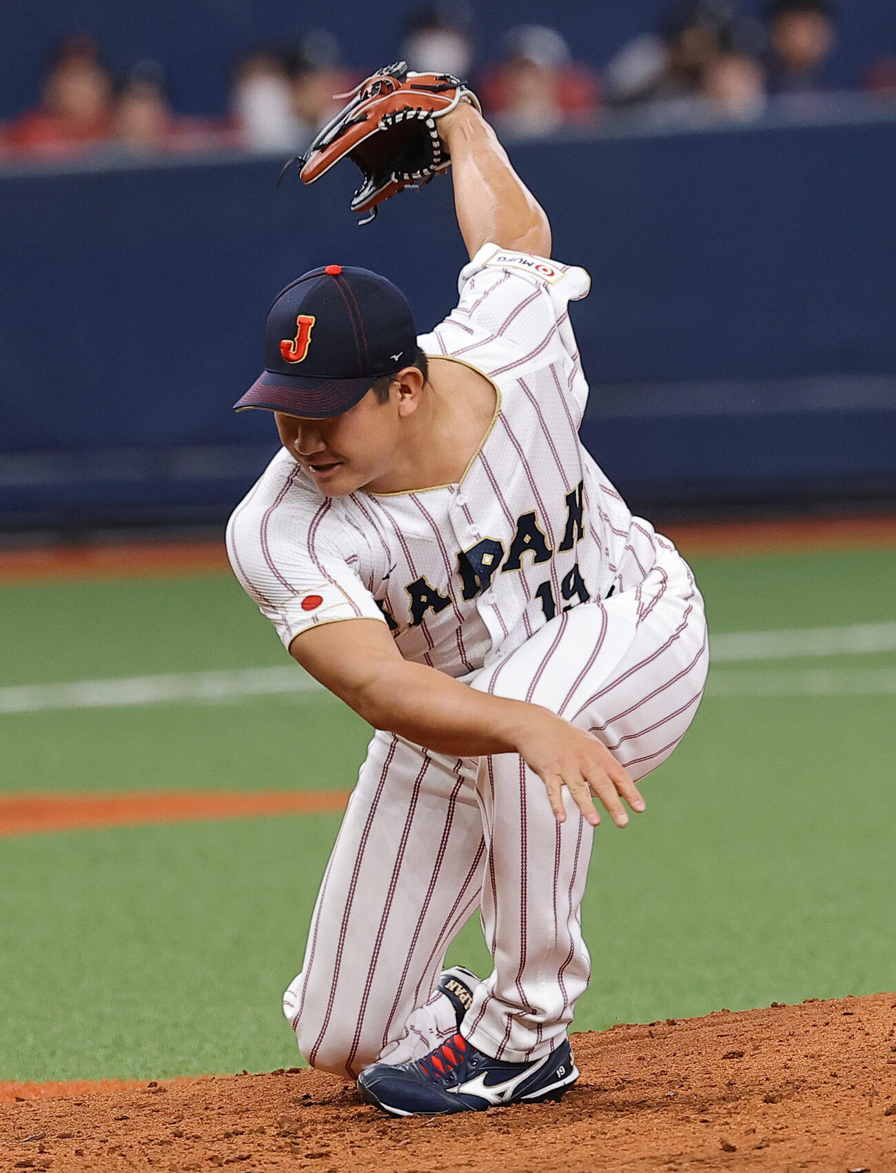 オリックス対日本　マウンドで体勢を崩す菅野（撮影・上田博志）