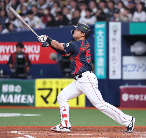 阪神対日本　4回表日本無死、左飛に倒れる村上（撮影・河田真司）