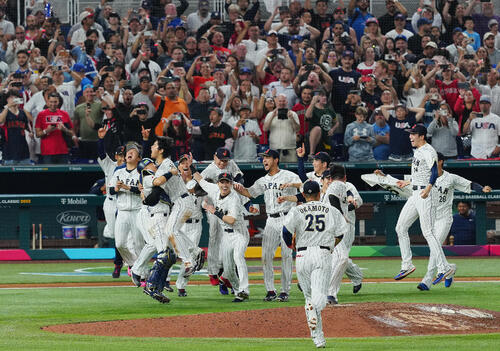 WBC決勝　日本対米国　9回表米国2死、マイク・トラウトを三振に仕留め優勝を決めた大谷翔平はナインと喜びを爆発させる（2023年3月撮影）