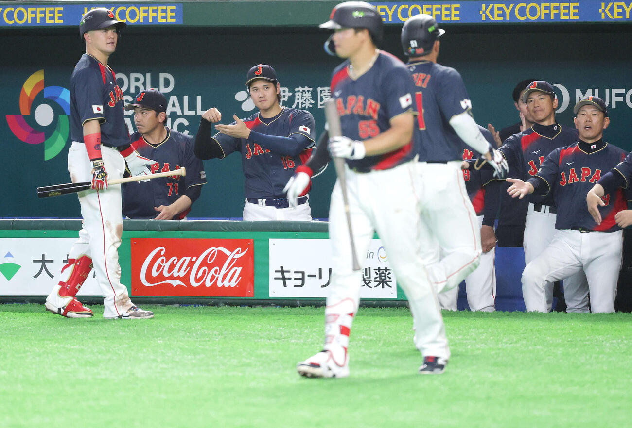 台湾対日本　3回表日本無死一、二塁、岡本が中前適時打を放ち、ベンチで「お茶たてポーズ」する大谷（左から3人目）（撮影・河田真司）