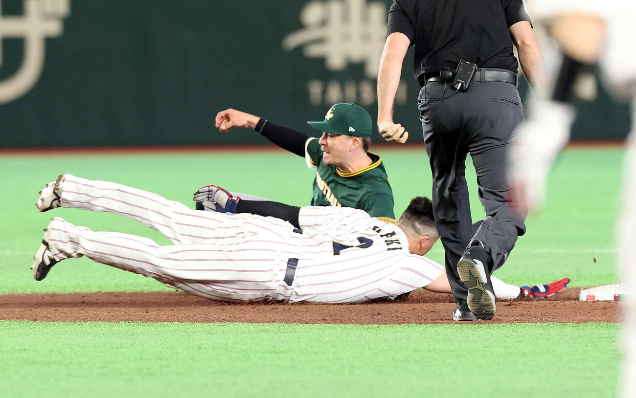 日本対オーストラリア　4回裏日本2死満塁、二塁走者牧はけん制アウトとなる（撮影・浅見桂子）