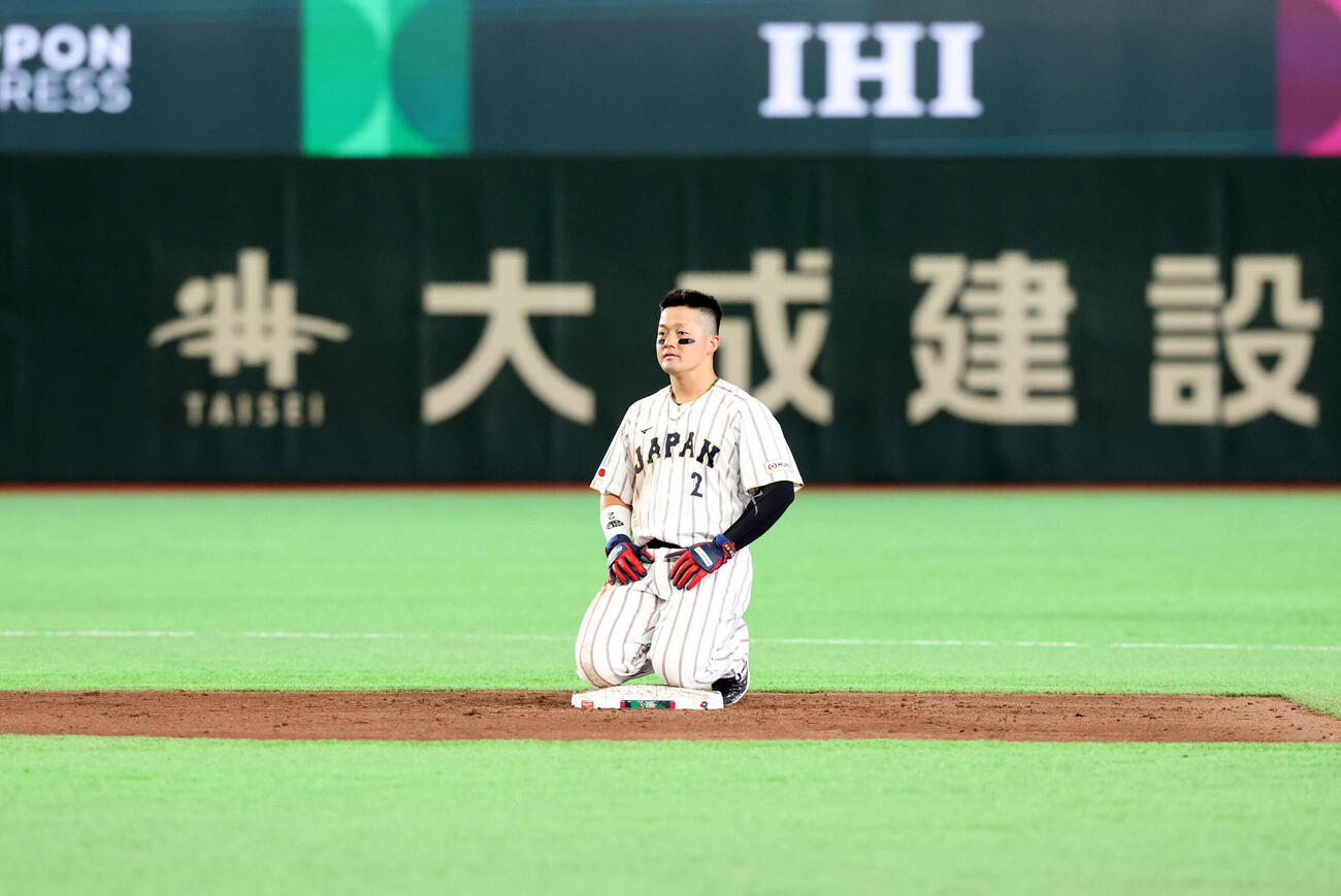 日本対オーストラリア　4回裏日本2死満塁、二塁走者牧はけん制アウトとなりぼう然と座り込む（撮影・浅見桂子）