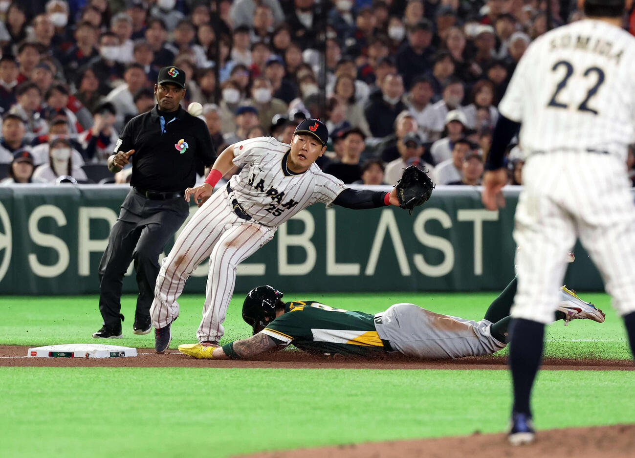 日本対オーストラリア　6回表オーストラリア1死二塁、二塁走者ホワイトヂールド（下）の三塁盗塁で、捕手若月の悪送球を岡本は捕れず先制点を許す（撮影・浅見桂子）