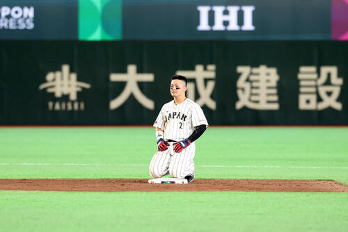 日本対オーストラリア　4回裏日本2死満塁、二塁走者牧はけん制アウトとなりぼう然と座り込む（撮影・浅見桂子）