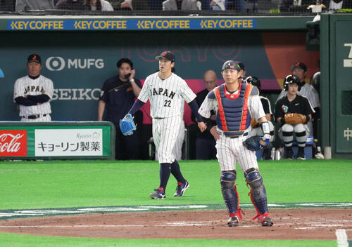 日本対オーストラリア　6回表オーストラリア1死二塁、捕手若月（右）の三塁悪送球で先制点を許した隅田（撮影・足立雅史）