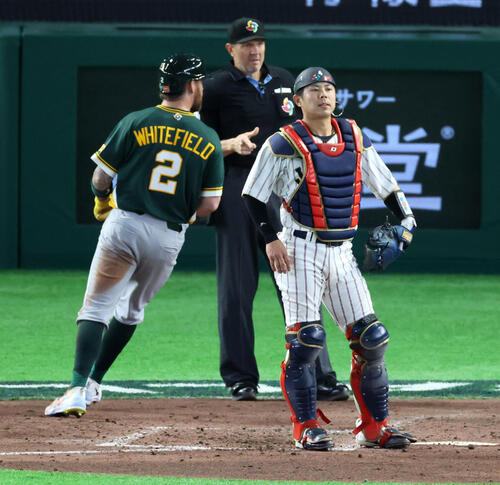 日本対オーストラリア　6回表オーストラリア2死二塁、若月は三塁へ悪送球し二走ホワイトフィールド（左）が生還（撮影・加藤哉）