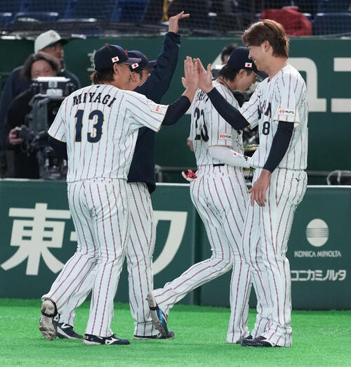 日本対チェコ　5回表を終えベンチへ戻る宮城（左）を笑顔で迎える高橋宏（撮影・鈴木みどり）