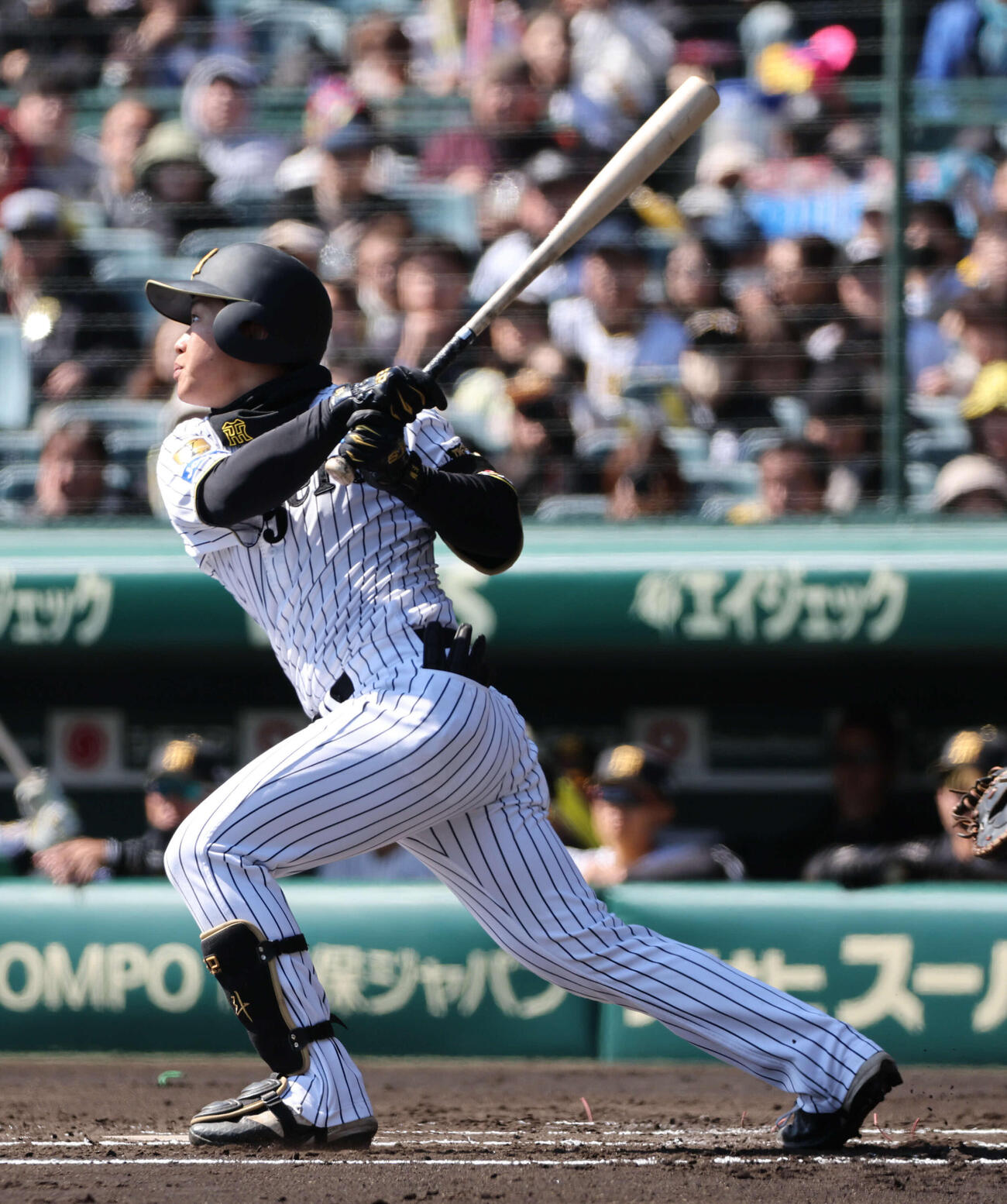 阪神対西武　1回裏阪神無死一、三塁、中川は右犠飛を放つ（撮影・西尾就之）