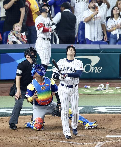 日本対ベネズエラ　9回裏、最終打者となる大谷は遊飛に倒れ天を仰ぐ（撮影・河田真司）