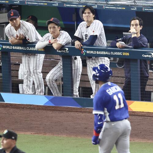 日本対ベネズエラ　　5回表ベネズエラ1死一塁、ガルシアか左中間2点本塁打を放ち苦笑いを浮かべる大谷（中央）ら選手たち（撮影・河田真司）